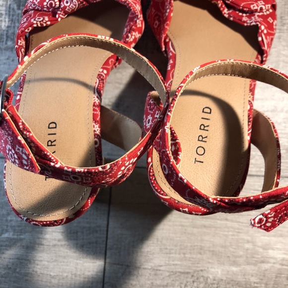 Torrid Red Bandana Print Chunky Cork Heels Ankle Buckle Size 9WW Women - Picture 6 of 16